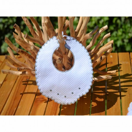 Babero de piqué con bodoque gris